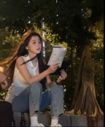  虞书欣晒深夜氛围感美照 路灯下看书美丽又松弛 