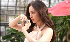  杨幂手持水晶球神秘梦幻！宛若梦境中的花仙子甜美迷人 